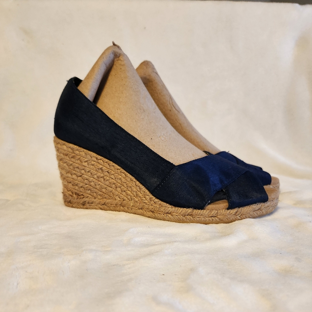 Peep-toe wedge